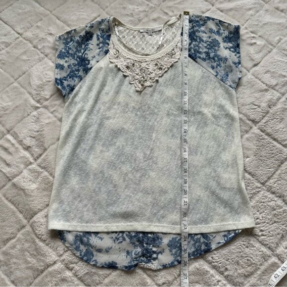 Miss Me | Blue & Cream Jeweled Abstract Floral Crochet Blouse | Size Extra Small - Picture 9 of 9